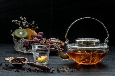 Bir bardak taze meyve ve bitki çayı..