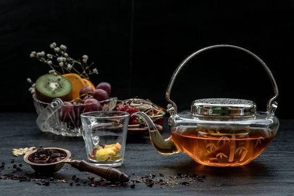 Sklenice čerstvě uvařeného ovoce a bylinkového čaje. — Stock fotografie