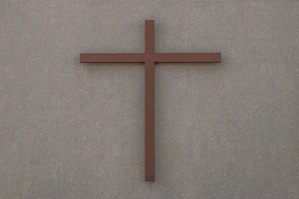 Crucifijo de madera cristiana sobre un fondo de pared El frente de la — Foto de Stock