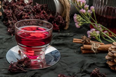 Roselle çayı (Jamaika doru, Rozelle veya hibiscus sabdariffa)