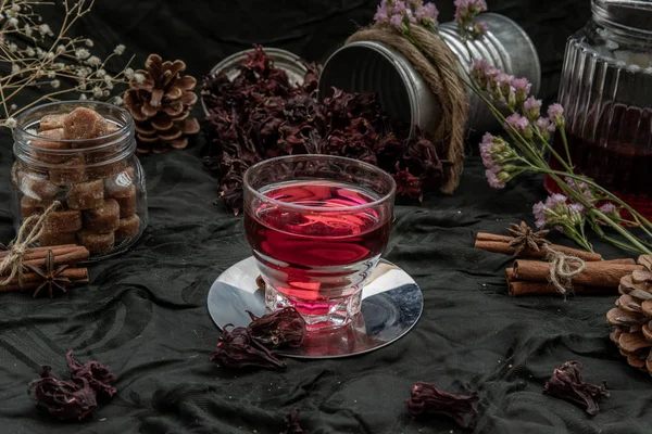 Roselle tea (Jamaica sorrel, Rozelle or hibiscus sabdariffa ) wi — Stock Photo, Image