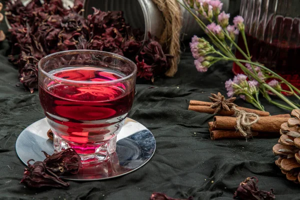 Roselle çayı (Jamaika doru, Rozelle veya hibiscus sabdariffa)
