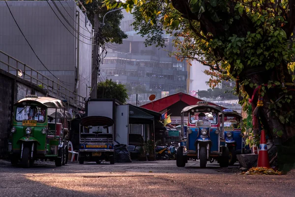 Bangkok Tajlandia Lutego 2020 Słynny Niebieski Tuk Tuk Przód Tajskiej — Zdjęcie stockowe