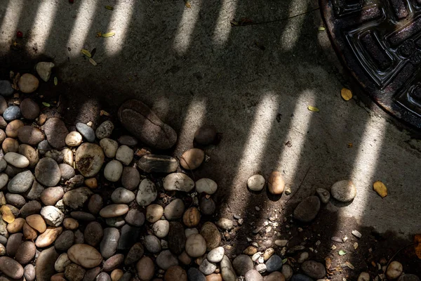 Stenen Putdeksel Waar Zonnestralen Doorheen Schijnen Mooie Achtergrond Kopieer Ruimte — Stockfoto