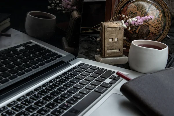 Pracovní Boční Pohled Notebookem Klávesnicí Glóbus Stolní Kalendář Květina Ovocný — Stock fotografie