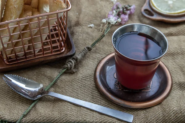 Ebéd Közelkép Tea Citrom Szolgált Ropogós Fokhagymás Pirítóst Zöld Gyepen — Stock Fotó