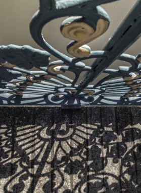 Köprüde demir çit döşedim. Yerde gölgesi olan ilginç bir tasarım oluşturuyor. Seçici odak.