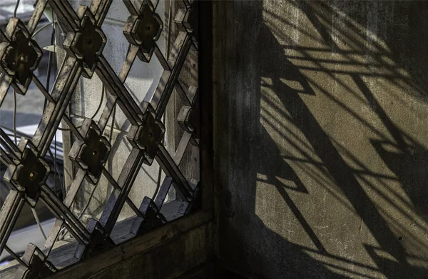 Barras Ferro Forjado Com Sombra Nas Paredes Antigo Edifício Foco — Fotografia de Stock