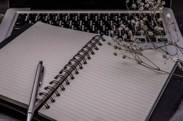 Open Empty Blank Notebook Organizer Pen Planning Work Laptop Concept — 图库照片