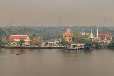 Bangkok, Tayland - 27 Şubat 2020: Nehrin yanındaki yeşil alanı gören Chao Phraya Nehri manzarası, Bang Krachao Wat Bang Kachao Nok ve Small Pier 'ı net bir şekilde görebiliyor.
