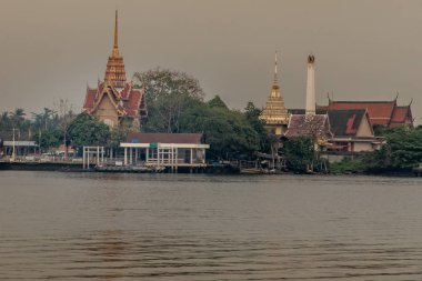 Bangkok, Tayland - 27 Şubat 2020: Nehrin yanındaki yeşil alanı gören Chao Phraya Nehri manzarası, Bang Krachao Wat Bang Kachao Nok ve Small Pier 'ı net bir şekilde görebiliyor.