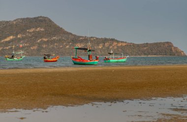 Tayland balıkçı tekneleri denizde balık bulmak için araç olarak kullanılıyor. Seçici odak.
