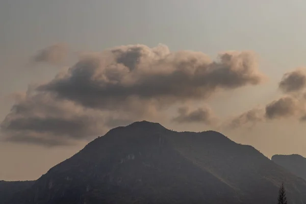 Grande Número Montanhas Vastas Paisagens Tocando Horizontes Paisagem Queda Montanha — Fotografia de Stock