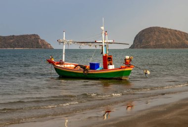 Tayland balıkçı teknesi denizde balık bulmak için araç olarak kullanılıyor. Seçici odak.