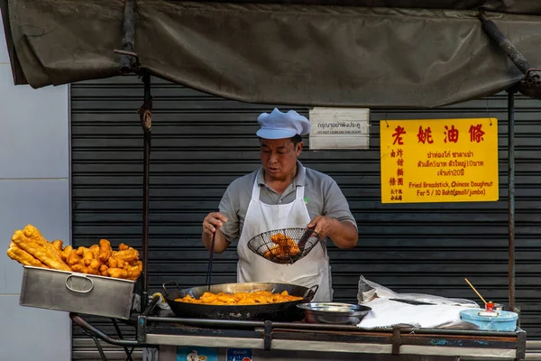 Bangkok Thailandia Feb 2020 Chef Sta Friggendo Pasta Fritta Cinese — Foto Stock