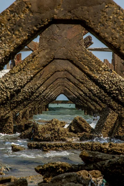 Utsikt Ved Den Ødelagte Gamle Strukturen Fortsatt Brygge Havet Liten – stockfoto