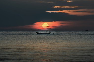 Tayland balıkçı teknesi denizde alacakaranlıkta balık bulmak için kullanılır. Tam olarak odaklanamıyorum..