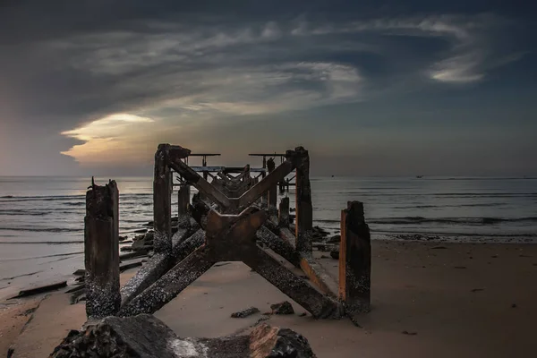 Olhando Para Estrutura Velha Quebrada Permanece Cais Mar Pequena Onda — Fotografia de Stock