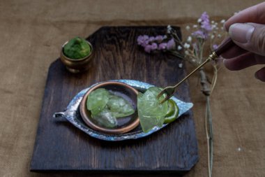 Geleneksel Tayland tatlıları ahşap arka planda şekerli kaffir limonu ister. Yaz zamanı, Seçici Odaklanma.