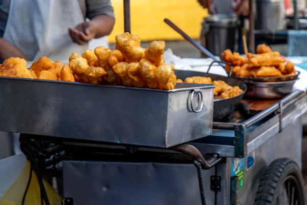 Chef Está Fritando Massa Frita Chinesa Óleo Quente Panela Aço — Fotografia de Stock