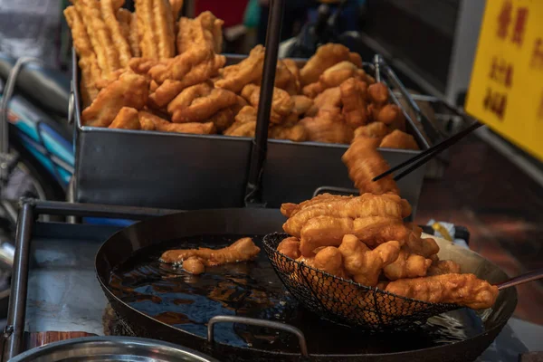 Chińskie Smażone Ciasto Gorącym Oleju Stalowej Patelni Youtiao Padnoongo Lub — Zdjęcie stockowe