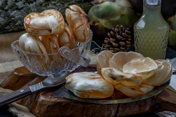 Schil Toddy Palm Vers Palmsap Aan Voorkant Van Donkere Achtergrond — Stockfoto