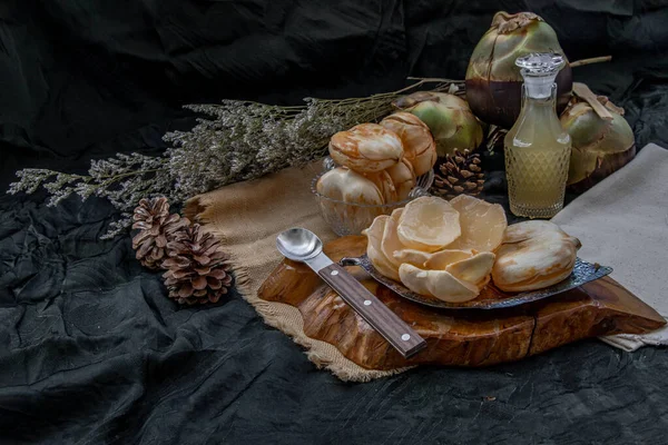 Schil Toddy Palm Vers Palmsap Aan Voorkant Van Donkere Achtergrond — Stockfoto