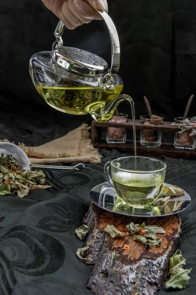 Üvegteáskannából Forró Pandan Levélteát Öntenek Egy Teafűszeres Teafűszeres Pohárba Indiai — Stock Fotó