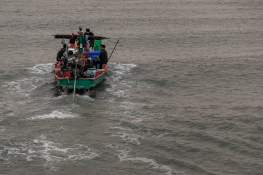 Phetchaburi, Tayland - 15 Mart 2020: Balıkçı ve ahşap balıkçı teknesi denizde balık bulmak için araç olarak kullanıldı. Seçici odak.