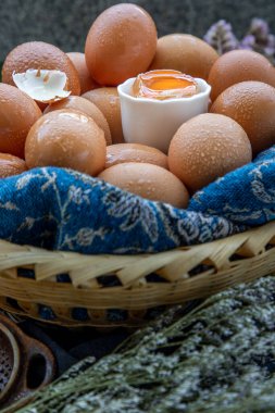 Taze tavuk yumurtalarını sepete koy. Beslenme konsepti, Seçici odaklanma.