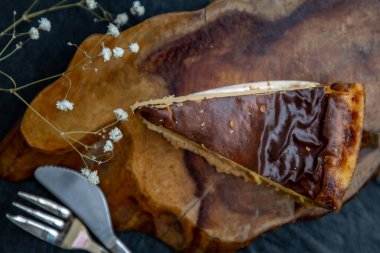 Tahta bir tabakta taze Tartellette creme brulee a la vanille dilimleri. Üst görünüm.