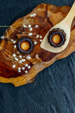 Cannels (Canels) de Bordeaux Recipe, ahşap tabakta rom ve vanilyalı küçük bir pastadır. Geleneksel Fransız tatlı. 