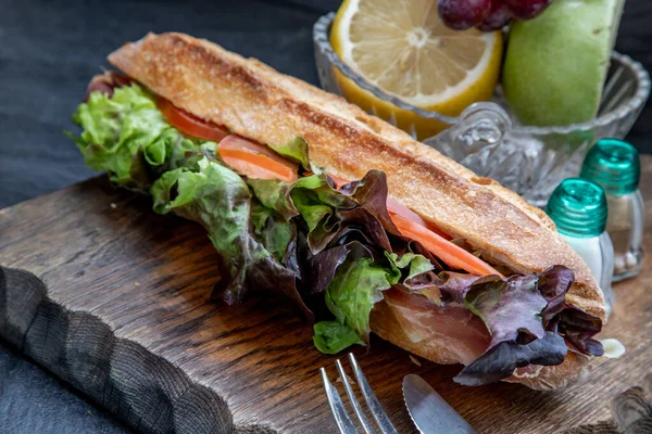 Delicioso Sándwich Sésamo Salmón Ahumado Plato Madera Perfecto Para Comer —  Fotos de Stock