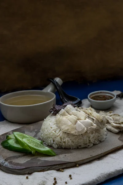 Nasi Ayam Hainan Ayam Rebus Dengan Nasi Dengan Daun Mentimun — Stok Foto