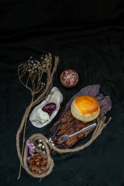 Geleneksel Fransız tatlıları: Ahşap tepside ev yapımı ahududu reçeli ve Shell 'de Mascarpone peyniri ile servis edilen çörekler. Lezzetli mevsimlik kahvaltı. Seçici odak.