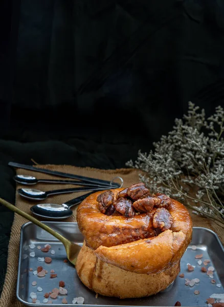 Traditionell Fransk Söt Dessert Pecan Jordnöt Brioche Silverbrickan Läcker Säsongsfrukost — Stockfoto