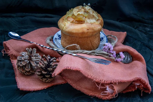 传统的法国甜食 背景漂亮的苹果Brioche 美味的季节性早餐 从上而下的斜的观点 选择性的焦点 — 图库照片