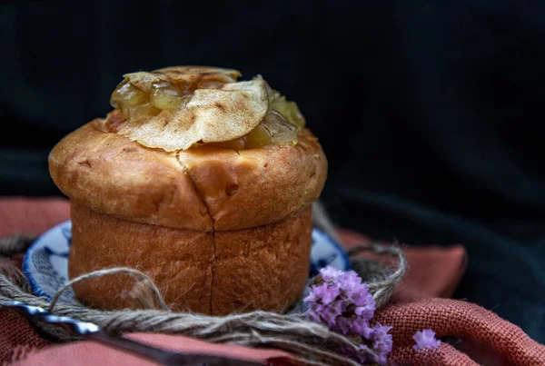 Geleneksel Fransız Tatlı Tatlısı Güzel Arka Planda Elmalı Çörek Tek — Stok fotoğraf
