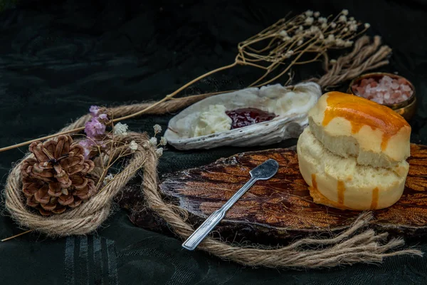 传统的法国甜食 在木制托盘上的烤饼 配上自制覆盆子果酱和壳牌乳酪 美味的季节性早餐 有选择的重点 — 图库照片