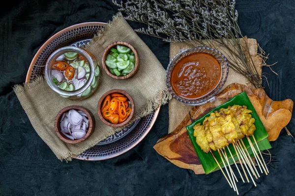 Varkensvlees Saté Eten Met Pinda Saus Augurken Die Komkommer Plakjes — Stockfoto