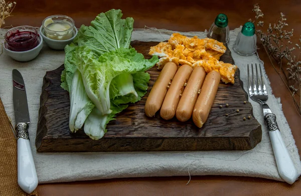 Colazione Continentale Con Uova Strapazzate Salsicce Fritte Verdure Focaccine Fondo — Foto Stock