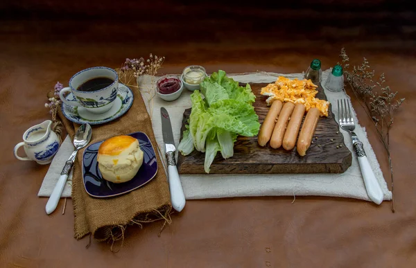 Desayuno Continental Con Huevos Revueltos Salchichas Fritas Verduras Bollos Servidos — Foto de Stock