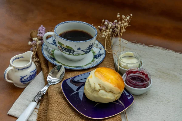 Scones Dengan Keju Mascarpone Dan Selai Raspberry Disajikan Dengan Kopi — Stok Foto