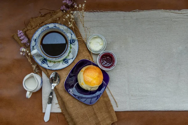 Scones Mascarpone Sajttal Málnalekvárral Fekete Kávéval Tejjel Zsákvásznon Reggelre Szelektív — Stock Fotó