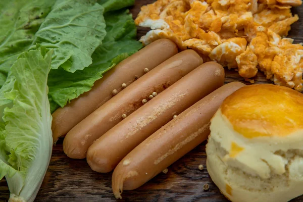 Primo Piano Salsicce Fritte Uova Strapazzate Focaccine Con Verdure Fondo — Foto Stock