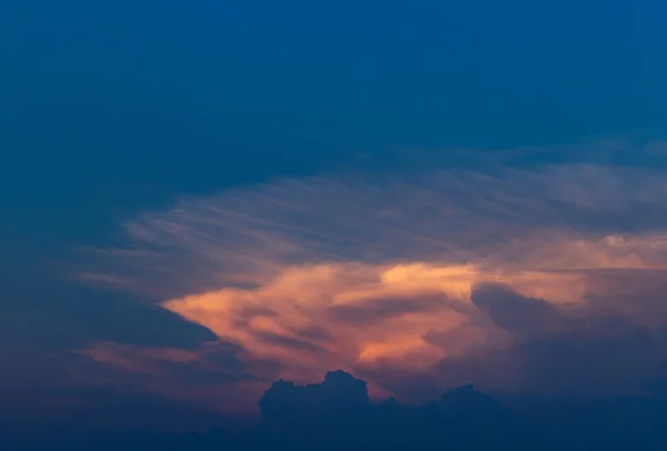 Dramatische Hemel Met Wolkenachtergrond Prachtige Zonsondergang Hemel Bewolking Achtergrond Inspirerend — Stockfoto