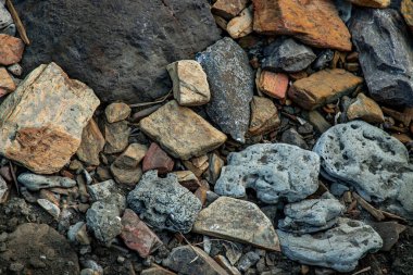Deniz kenarındaki taş yığınının arka planı doğal olarak aşınır. Kopyalama alanı, doğa kavramı. Soyut arkaplan dokusu.