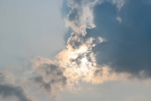 Céu Lindo Nascer Sol Acima Das Nuvens Com Luz Dramática — Fotografia de Stock