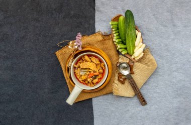 Tayland usulü yemek: Hindistancevizi sütü (kurutulmuş kırmızı hindistan cevizi körisi) ve sebzeli panaeng körisi. Lezzetli ve ünlü Tayland yemekleri. Üst görünüm.