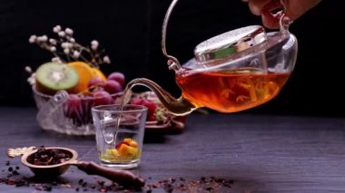 Meyve çayının meyvelerle dolu bir fincana döküldüğü o muhteşem an meyve yağı içerken taze ve rahatlatıcı bir zaman veriyor..